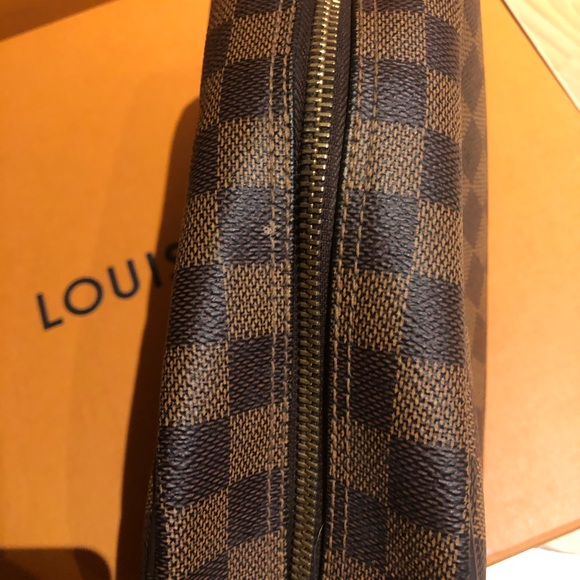 SOLD!!! Louis Vuitton toiletry Damier Ebene bag - Picture 5 of 16